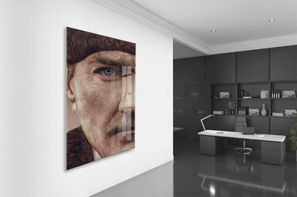 Atatürk Mavi Göz Detayı Cam Tablo – 4 mm Temperli Cam, Sanatsal Portre Duvar Dekoru -PeonyAta053