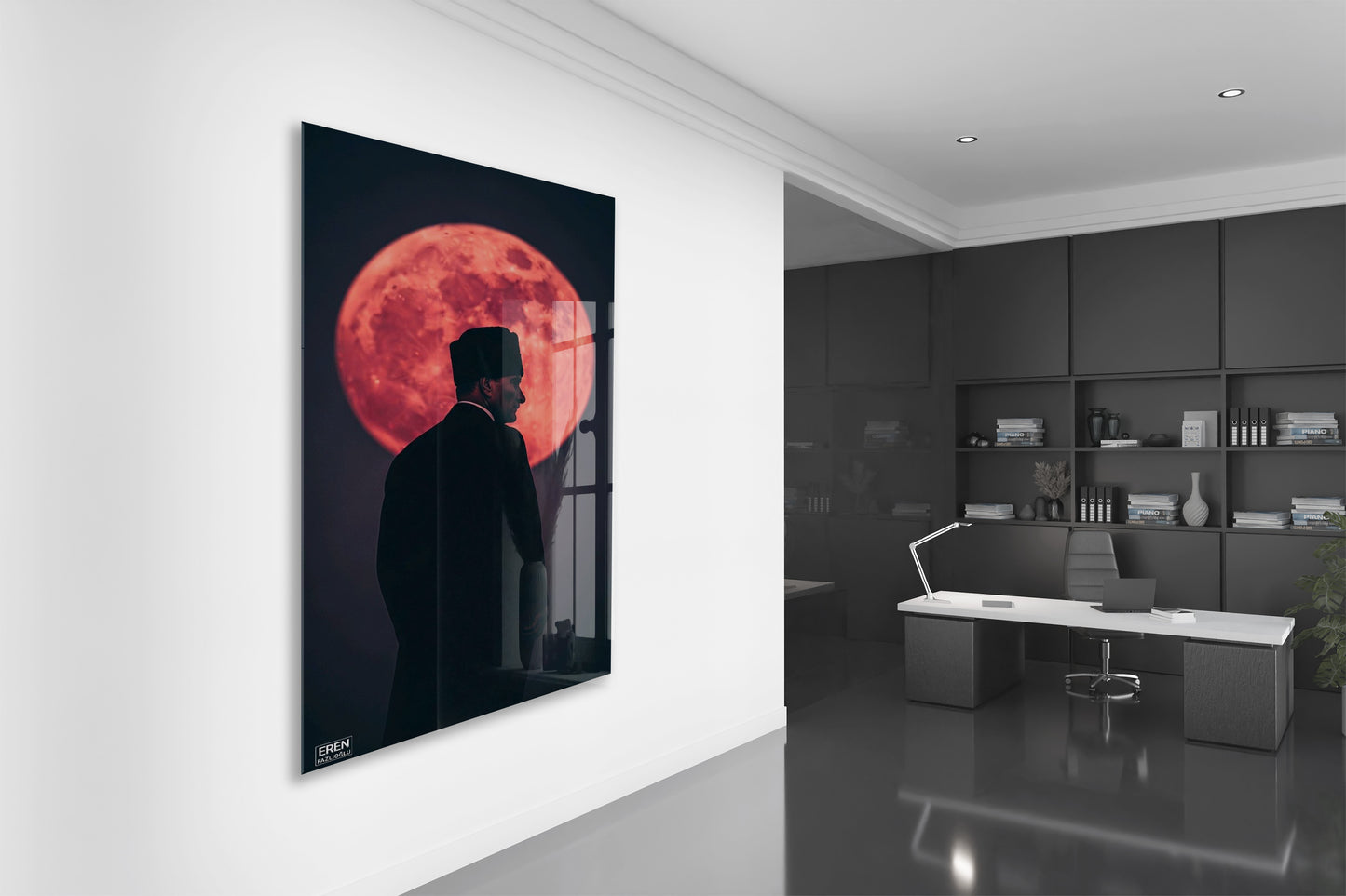 Kırmızı Ay Önünde Atatürk Silüeti Cam Tablo – Mustafa Kemal Atatürk’ün Liderliğini ve Tarihi Kararlılığını Yansıtan Modern ve Sanatsal Duvar Dekoru-PeonyAta040