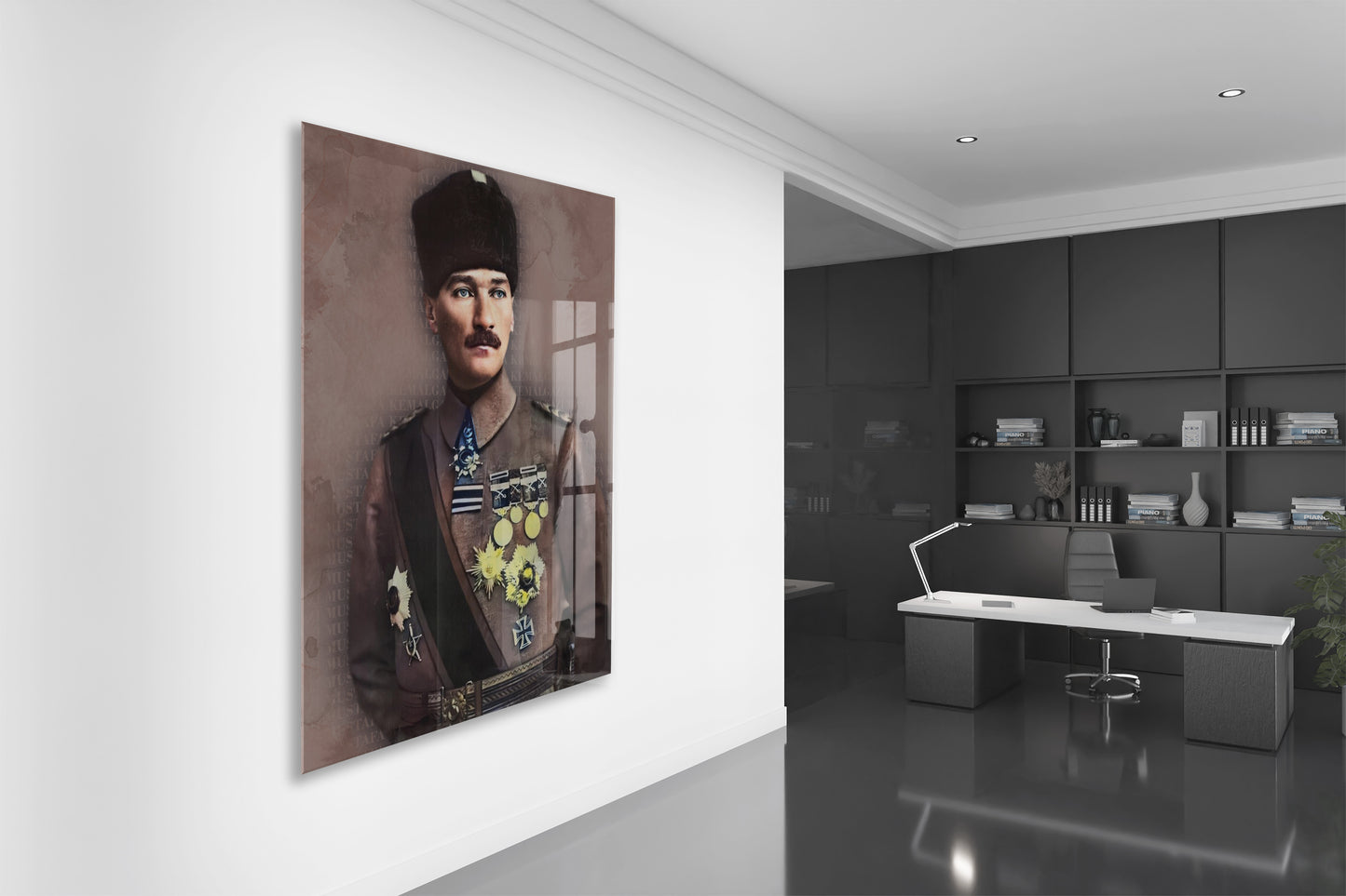 Madalyalı Kalpaklı Atatürk Cam Tablo – Kahramanlık ve Onuru Yansıtan 4 mm Temperli Cam Duvar Dekoru -PeonyAta1014
