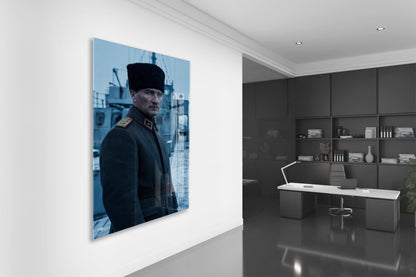 Atatürk Askerî Üniformalı Cam Tablo – Cephe ve Liderlik Temalı Premium Cam Duvar Tablosu -PeonyAta065