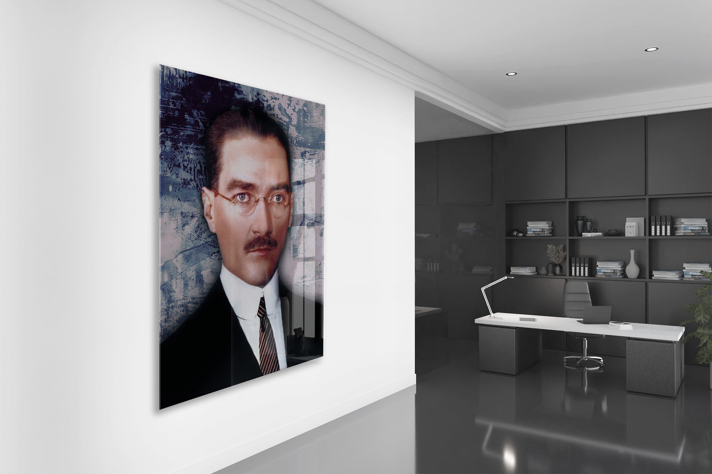 Atatürk Cam Tablo – Gözlüklü Portre Tasarımı, 4 mm Temperli Cam Üzerine Modern ve Prestijli Duvar Dekoru -PeonyAta1021