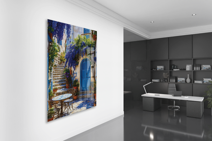 Mavi Kapılı Akdeniz Sokağı Cam Tablo – Çiçekli Taş Merdiven ve Ege Esintili Duvar Dekoru - Peony055