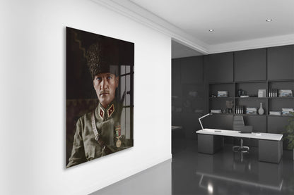 Atatürk Cam Tablo – Askerî Üniformalı İkonik Portre, 4 mm Temperli Cam Üzerine Premium Duvar Dekoru -PeonyAta1029