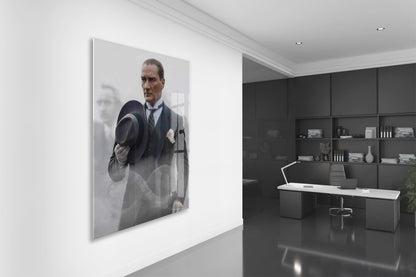 Atatürk Şapkalı Portre Cam Tablo | Zarif ve Güçlü Atatürk Tasviri, Modern Duvar Dekoru, UV Baskı Temperli Cam PeonyAta048