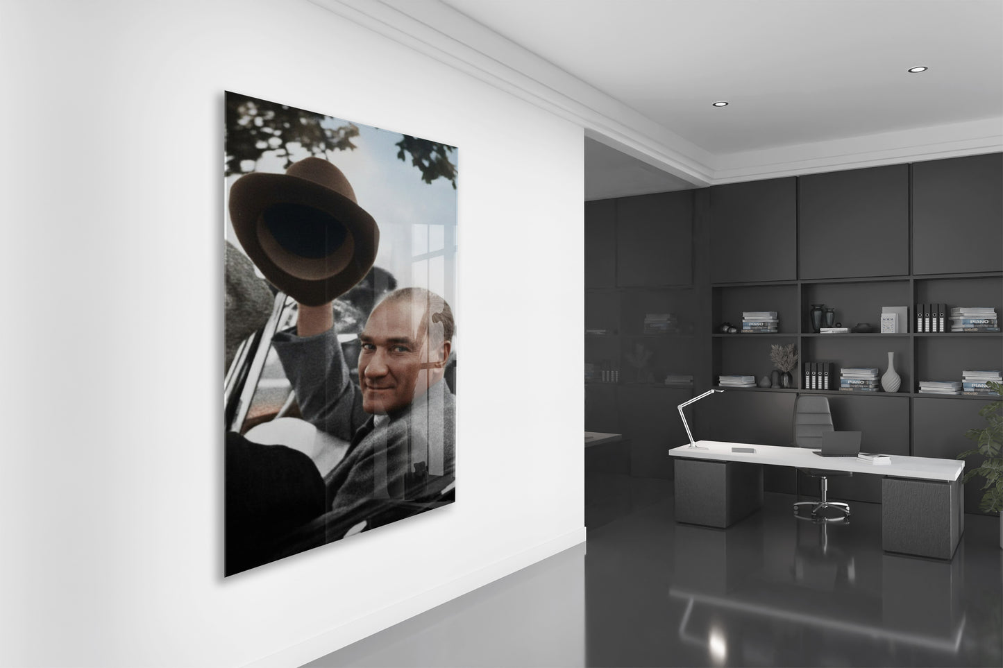 Atatürk Şapkalı Selam Verirken Cam Tablo – Halkla Bütünleşen Lider Temalı Cam Duvar Tablosu -PeonyAta066