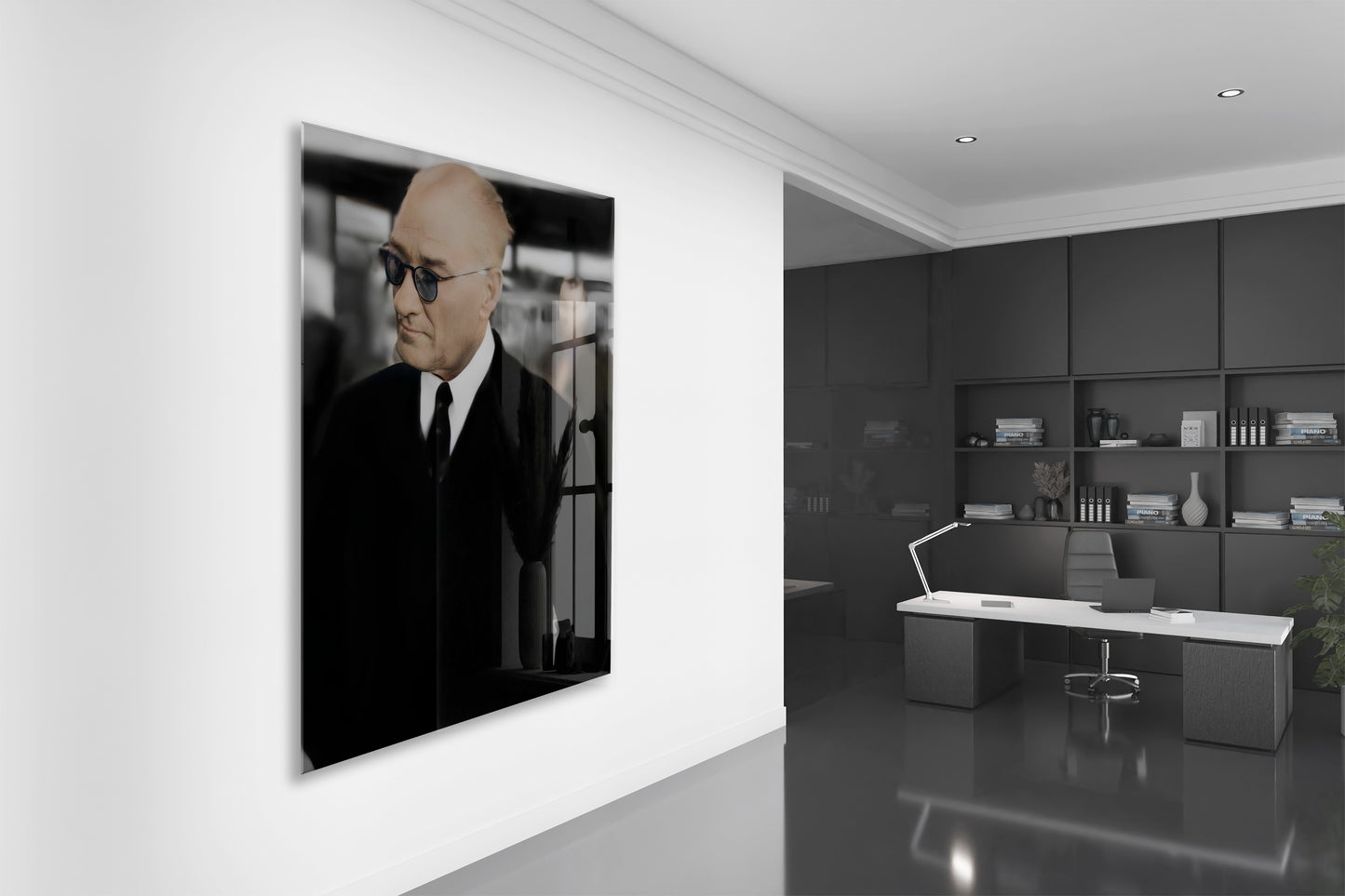 Gözlüklü Atatürk Portre Cam Tablo – Entelektüel Liderliği Yansıtan Modern 4 mm Temperli Cam Duvar Dekoru -PeonyAta1006