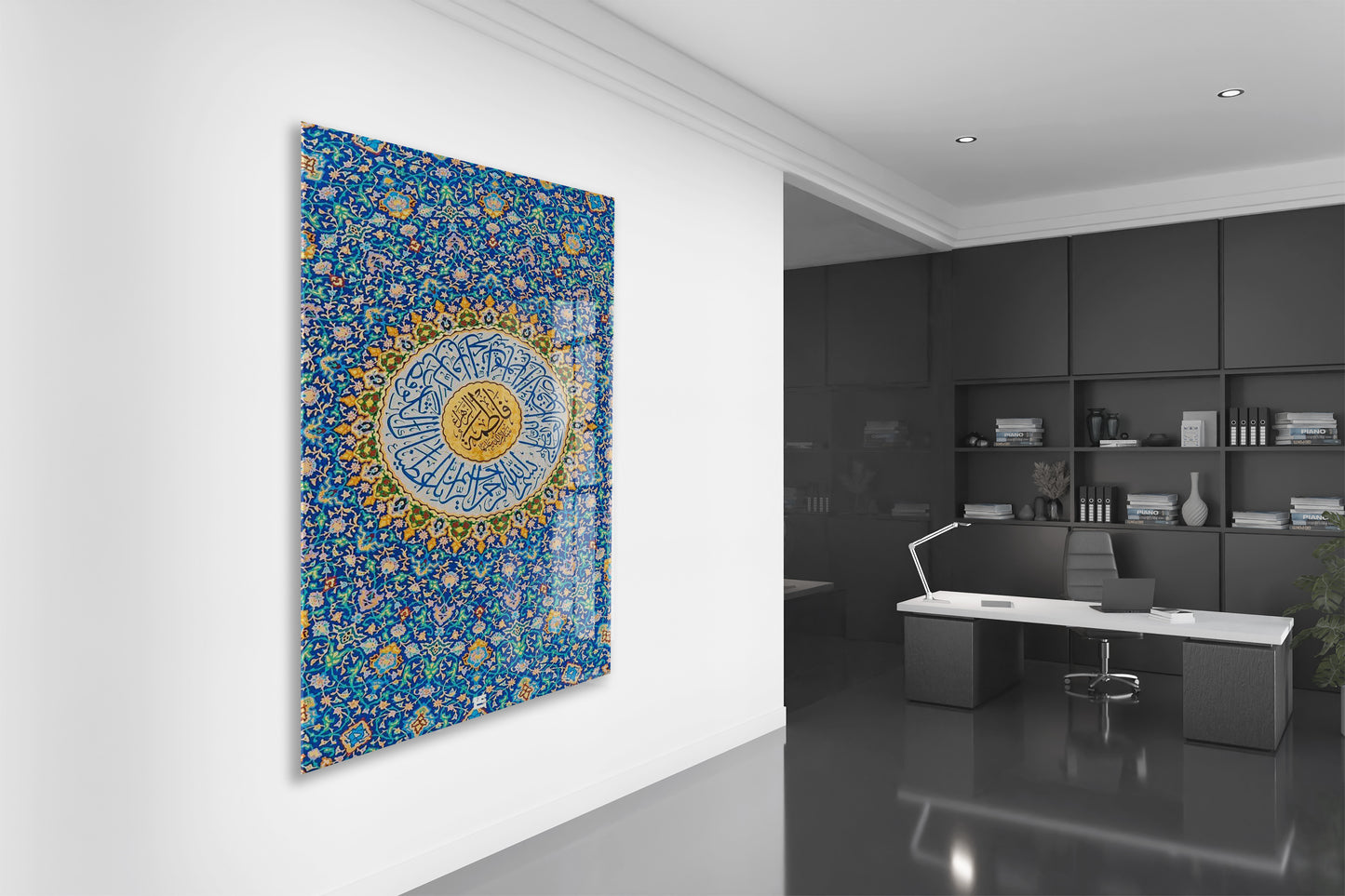 Ayet’el Kürsi Yazılı İslami Cam Tablo | Mavi Çini Desenli, Altın Detaylı Hat Sanatı UV Baskı Temperli Cam Duvar Dekoru - PeonyDini0104