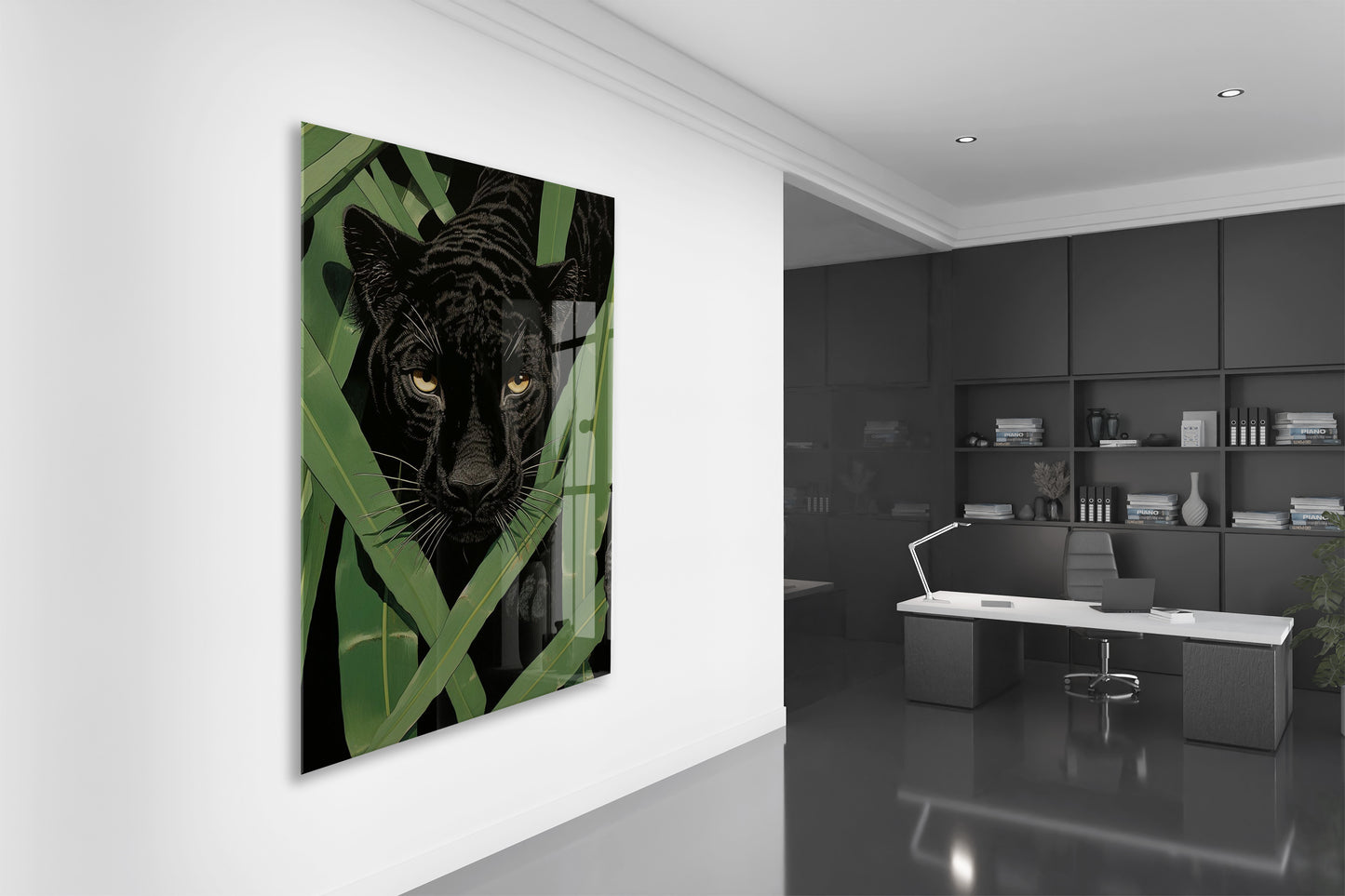 Tropikal Yapraklar Arasında Siyah Panter Cam Tablo – Gizem ve Güç Temalı Duvar Dekoru- Peony088