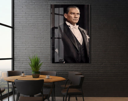 Atatürk Fraklı Cam Tablo – Klasik ve Asil Liderlik Temalı Premium Cam Duvar Tablosu -PeonyAta063