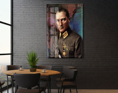 Madalyalı Askerî Üniformalı Atatürk Cam Tablo – Zafer ve Liderliği Yansıtan 4 mm Temperli Cam Duvar Dekoru -PeonyAta1010