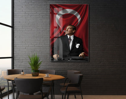 Atatürk Türk Bayrağı Önünde Cam Tablo – Devlet Adamlığı ve Liderlik Temalı 4 mm Temperli Cam-PeonyAta057