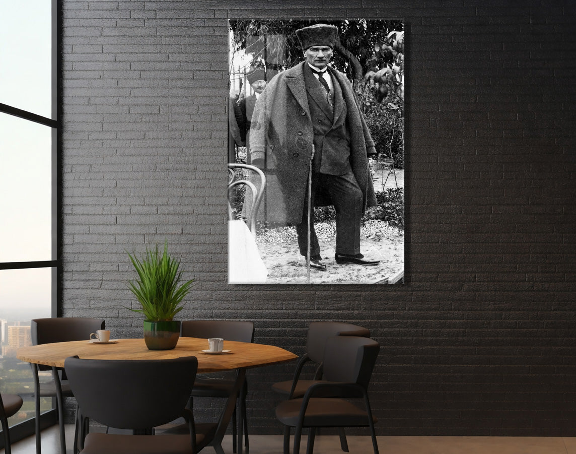Atatürk Siyah Beyaz Cam Tablo – Bastonlu Tam Boy Portre 4 mm Temperli Cam -PeonyAta060