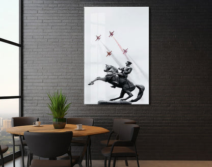Atatürk At Üzerinde Cam Tablo – Modern Liderlik Temalı 4 mm Temperli Cam Duvar Dekoru -PeonyAta054