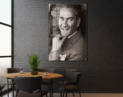 Atatürk Cam Tablo – Gülümseyen Siyah Beyaz Portre, 4 mm Temperli Cam Üzerine Zamansız Duvar Dekoru -PeonyAta1023