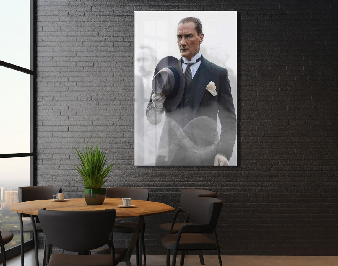 Atatürk Şapkalı Portre Cam Tablo | Zarif ve Güçlü Atatürk Tasviri, Modern Duvar Dekoru, UV Baskı Temperli Cam PeonyAta048