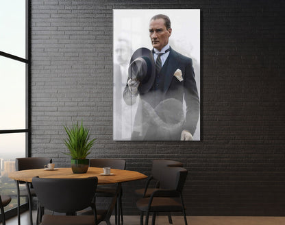 Atatürk Şapkalı Portre Cam Tablo | Zarif ve Güçlü Atatürk Tasviri, Modern Duvar Dekoru, UV Baskı Temperli Cam PeonyAta048