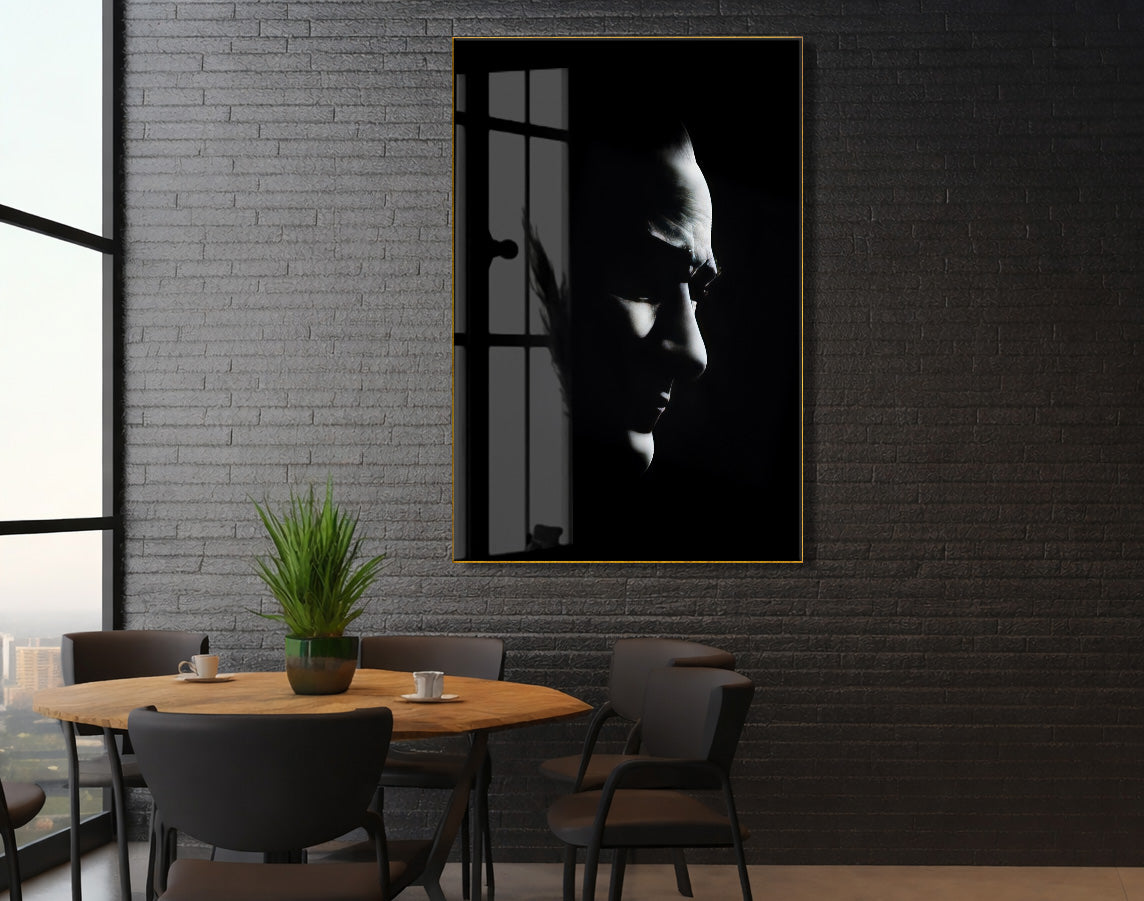 Karanlık Profil Atatürk Cam Tablo – Güçlü Işık ve Gölgeyle Liderliği Yansıtan 4 mm Temperli Cam Duvar Dekoru -PeonyAta1017