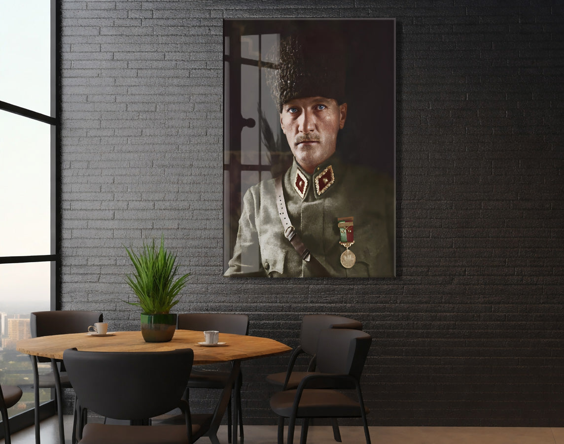 Atatürk Cam Tablo – Askerî Üniformalı İkonik Portre, 4 mm Temperli Cam Üzerine Premium Duvar Dekoru -PeonyAta1029