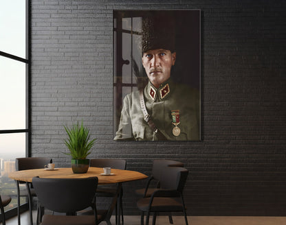 Atatürk Cam Tablo – Askerî Üniformalı İkonik Portre, 4 mm Temperli Cam Üzerine Premium Duvar Dekoru -PeonyAta1029