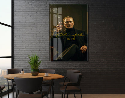 Father of the Turks Atatürk Cam Tablo | Gold Yazı Detaylı Modern Portre, Premium UV Baskı Temperli Cam Atatürk Duvar Dekoru PeonyAta051