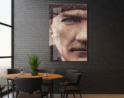 Atatürk Mavi Göz Detayı Cam Tablo – 4 mm Temperli Cam, Sanatsal Portre Duvar Dekoru -PeonyAta053