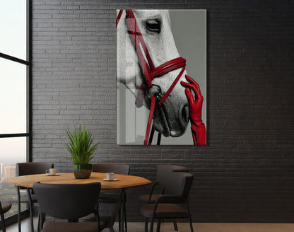 “Soylu Ruh” – Modern Beyaz At Sanat Cam Tablosu - Peony066