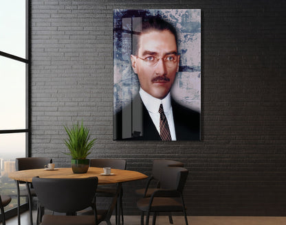 Atatürk Cam Tablo – Gözlüklü Portre Tasarımı, 4 mm Temperli Cam Üzerine Modern ve Prestijli Duvar Dekoru -PeonyAta1021