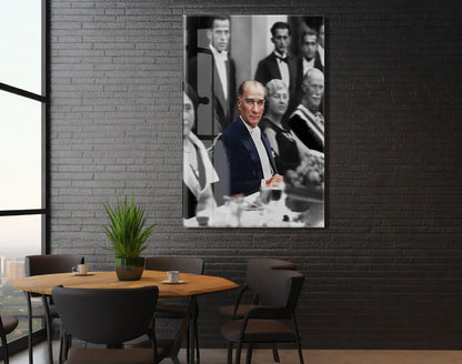 Diplomatik Davette Atatürk Cam Tablo – Devlet Adamlığı ve Modern Cumhuriyeti Yansıtan 4 mm Temperli Cam Duvar Dekoru -PeonyAta1016