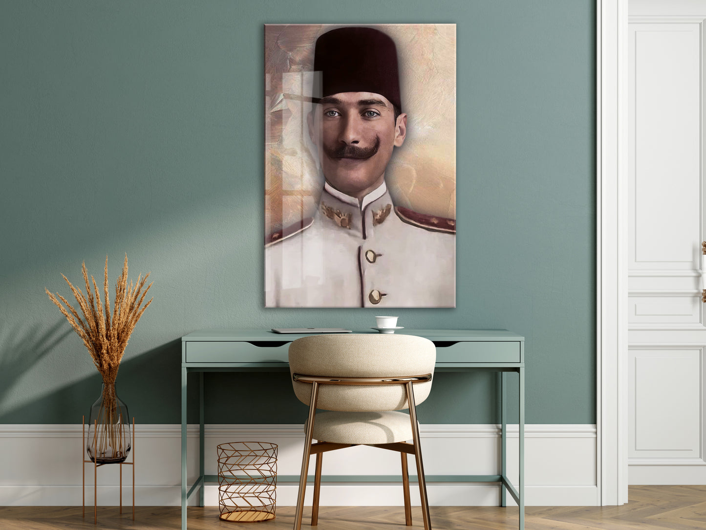 Atatürk Cam Tablo – Fesli Portre Tasarımı, 4 mm Temperli Cam Üzerine Modern ve Klasik Duvar Dekoru -PeonyAta1020