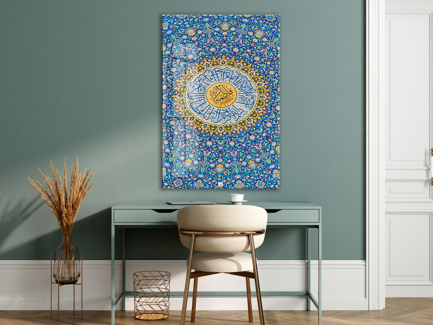 Ayet’el Kürsi Yazılı İslami Cam Tablo | Mavi Çini Desenli, Altın Detaylı Hat Sanatı UV Baskı Temperli Cam Duvar Dekoru - PeonyDini0104