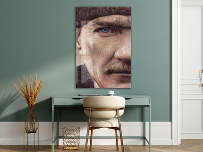 Atatürk Mavi Göz Detayı Cam Tablo – 4 mm Temperli Cam, Sanatsal Portre Duvar Dekoru -PeonyAta053