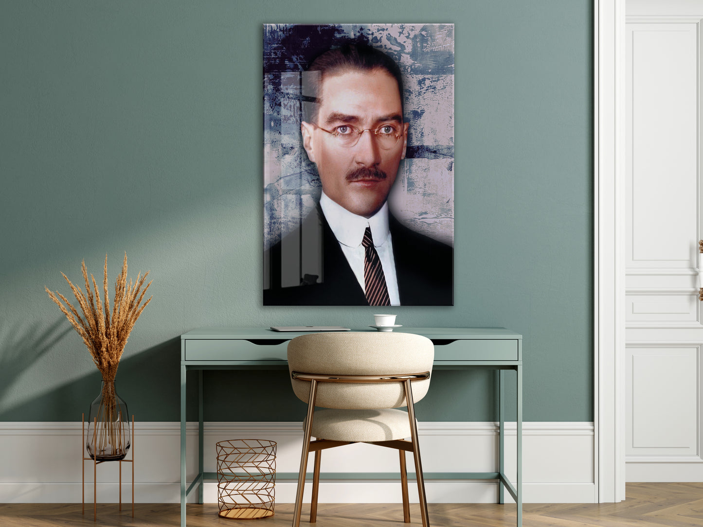 Atatürk Cam Tablo – Gözlüklü Portre Tasarımı, 4 mm Temperli Cam Üzerine Modern ve Prestijli Duvar Dekoru -PeonyAta1021