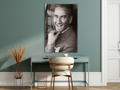 Atatürk Cam Tablo – Gülümseyen Siyah Beyaz Portre, 4 mm Temperli Cam Üzerine Zamansız Duvar Dekoru -PeonyAta1023
