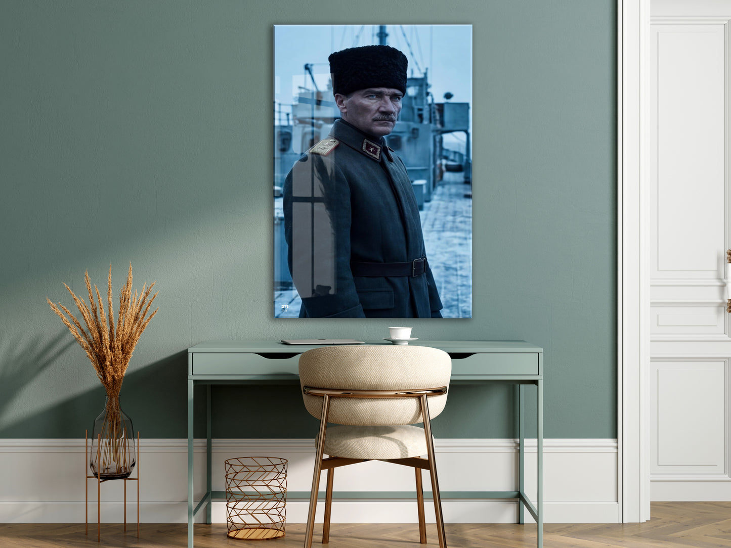 Atatürk Askerî Üniformalı Cam Tablo – Cephe ve Liderlik Temalı Premium Cam Duvar Tablosu -PeonyAta065