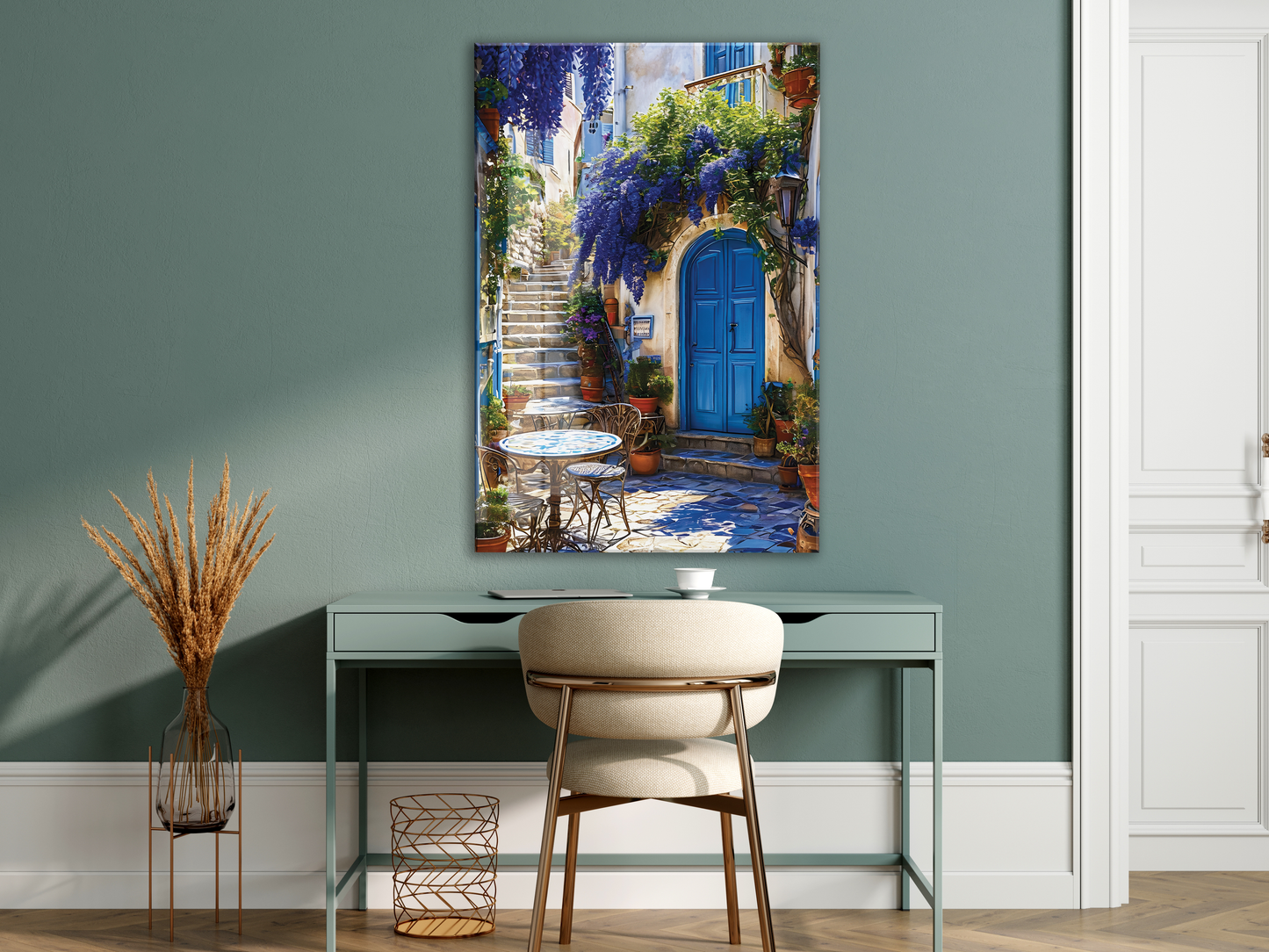 Mavi Kapılı Akdeniz Sokağı Cam Tablo – Çiçekli Taş Merdiven ve Ege Esintili Duvar Dekoru - Peony055