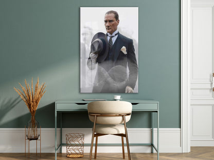 Atatürk Şapkalı Portre Cam Tablo | Zarif ve Güçlü Atatürk Tasviri, Modern Duvar Dekoru, UV Baskı Temperli Cam PeonyAta048