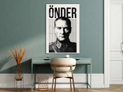 Mustafa Kemal Atatürk Önder Cam Tablo – Modern Tipografik Atatürk Duvar Dekoru -PeonyAta072