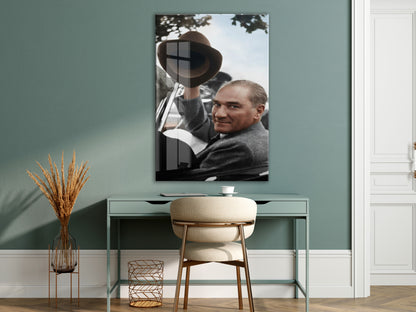Atatürk Şapkalı Selam Verirken Cam Tablo – Halkla Bütünleşen Lider Temalı Cam Duvar Tablosu -PeonyAta066