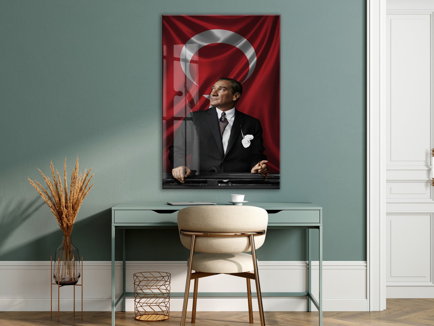 Atatürk Türk Bayrağı Önünde Cam Tablo – Devlet Adamlığı ve Liderlik Temalı 4 mm Temperli Cam-PeonyAta057