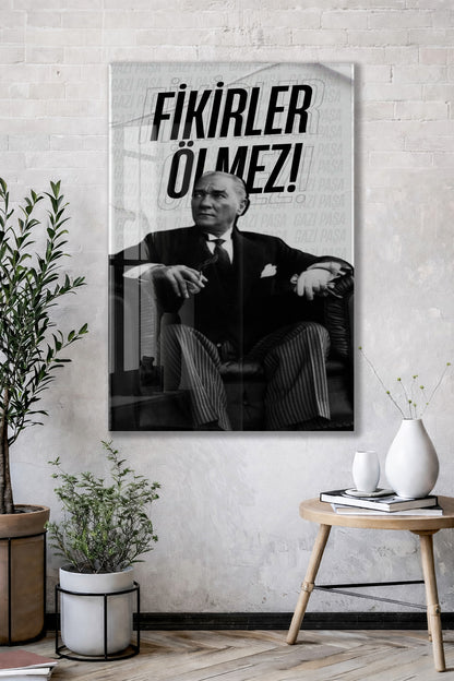 Fikirler Ölmez Atatürk Cam Tablo | Siyah Beyaz Tipografik Atatürk Portresi, İlham Veren Duvar Dekoru, 4mm Temperli Cam UV Baskı PeonyAta046