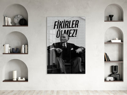 Fikirler Ölmez Atatürk Cam Tablo | Siyah Beyaz Tipografik Atatürk Portresi, İlham Veren Duvar Dekoru, 4mm Temperli Cam UV Baskı PeonyAta046