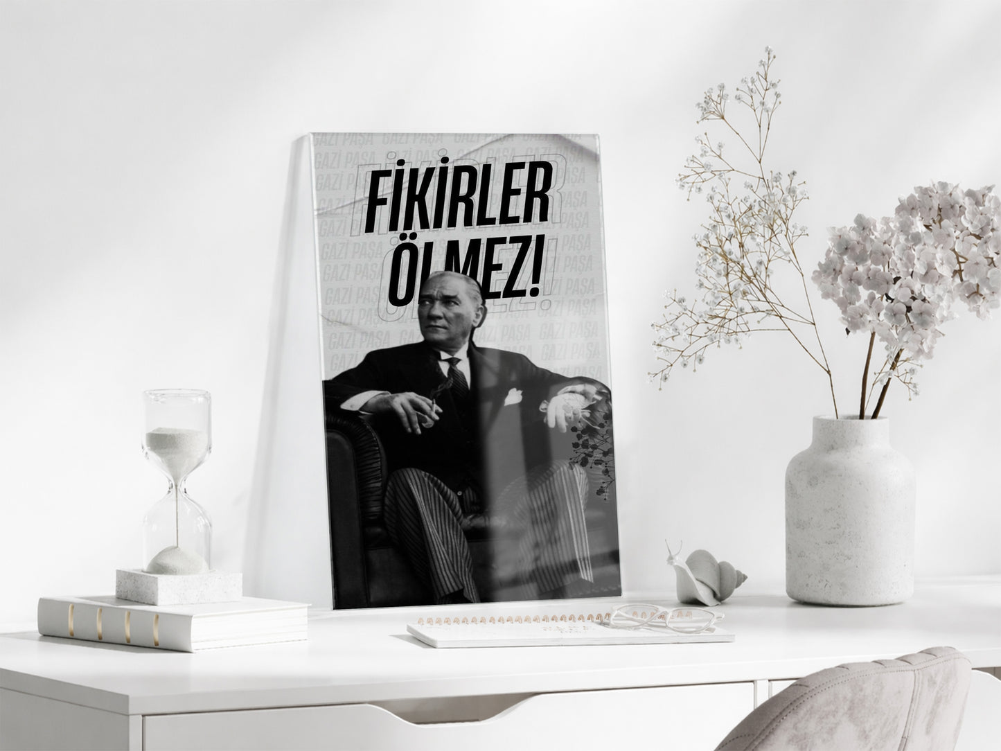 Fikirler Ölmez Atatürk Cam Tablo | Siyah Beyaz Tipografik Atatürk Portresi, İlham Veren Duvar Dekoru, 4mm Temperli Cam UV Baskı PeonyAta046
