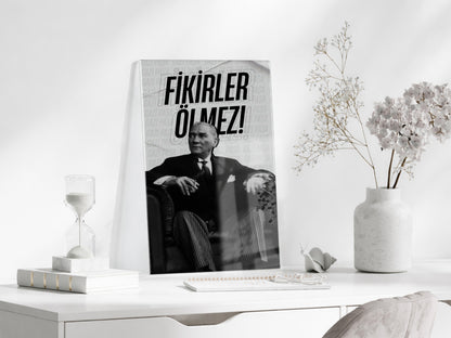 Fikirler Ölmez Atatürk Cam Tablo | Siyah Beyaz Tipografik Atatürk Portresi, İlham Veren Duvar Dekoru, 4mm Temperli Cam UV Baskı PeonyAta046