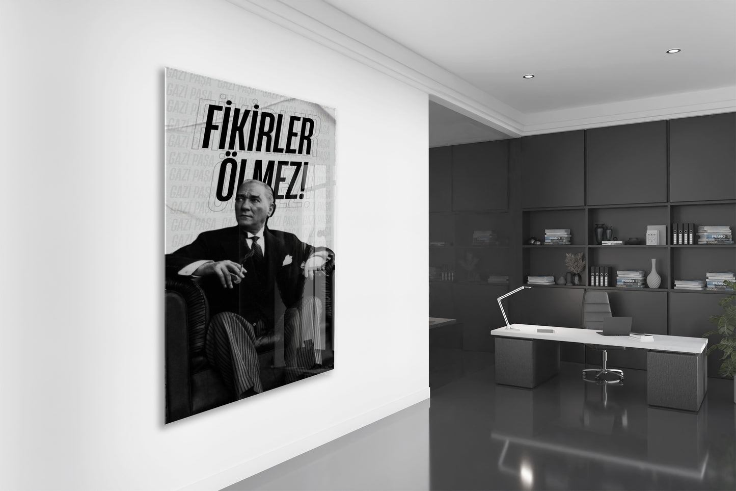 Fikirler Ölmez Atatürk Cam Tablo | Siyah Beyaz Tipografik Atatürk Portresi, İlham Veren Duvar Dekoru, 4mm Temperli Cam UV Baskı PeonyAta046