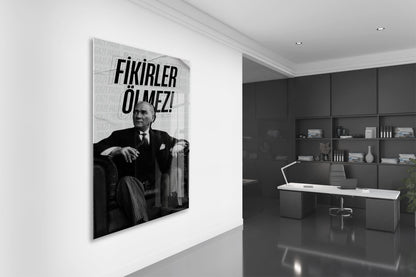 Fikirler Ölmez Atatürk Cam Tablo | Siyah Beyaz Tipografik Atatürk Portresi, İlham Veren Duvar Dekoru, 4mm Temperli Cam UV Baskı PeonyAta046