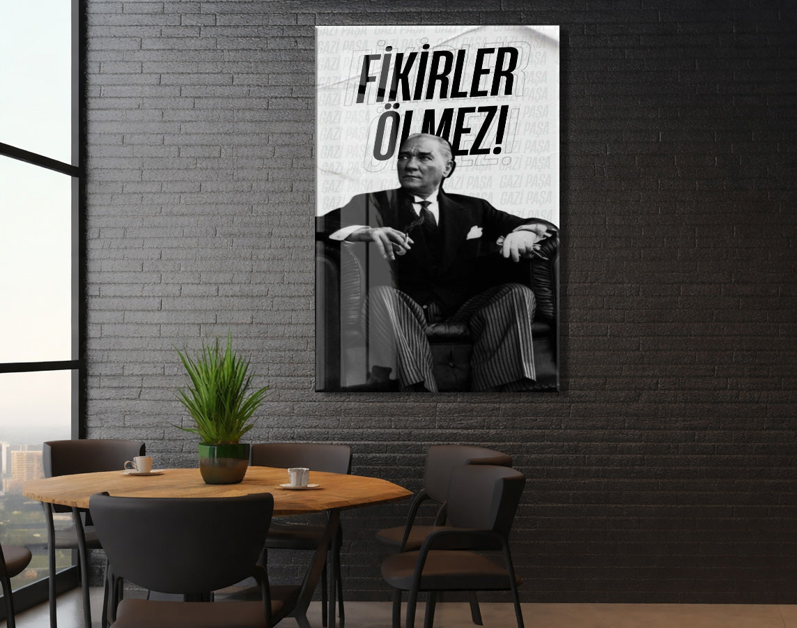 Fikirler Ölmez Atatürk Cam Tablo | Siyah Beyaz Tipografik Atatürk Portresi, İlham Veren Duvar Dekoru, 4mm Temperli Cam UV Baskı PeonyAta046