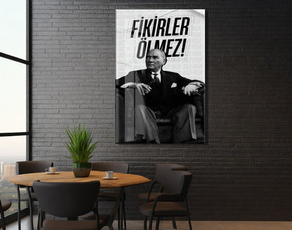 Fikirler Ölmez Atatürk Cam Tablo | Siyah Beyaz Tipografik Atatürk Portresi, İlham Veren Duvar Dekoru, 4mm Temperli Cam UV Baskı PeonyAta046