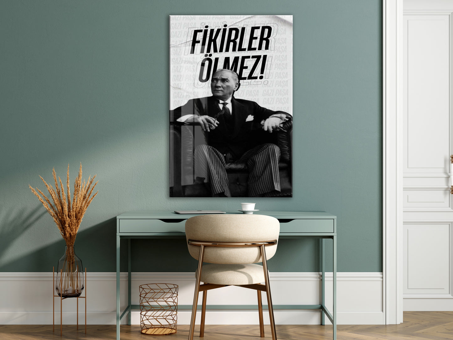 Fikirler Ölmez Atatürk Cam Tablo | Siyah Beyaz Tipografik Atatürk Portresi, İlham Veren Duvar Dekoru, 4mm Temperli Cam UV Baskı PeonyAta046