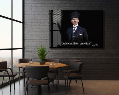 Kalpaklı Mustafa Kemal Atatürk Cam Tablo | “Adalet Mülkün Temelidir” Premium 4 mm Temperli Cam Tablo -PeonyAta1313